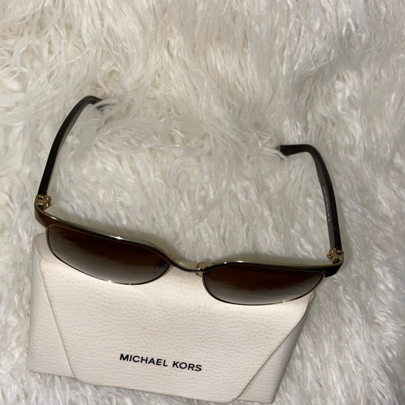 Michael Kors sunglasses with White case - Picture 2 of 9
